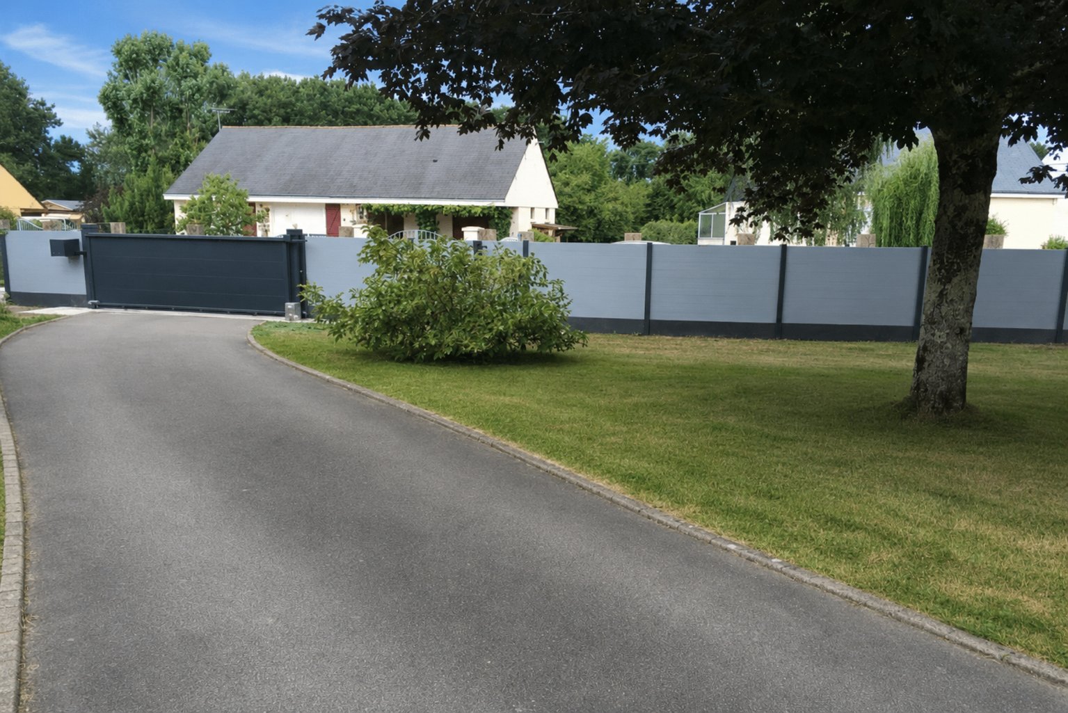 Installation d'une clôture moderne en aluminium gris anthracite sur muret