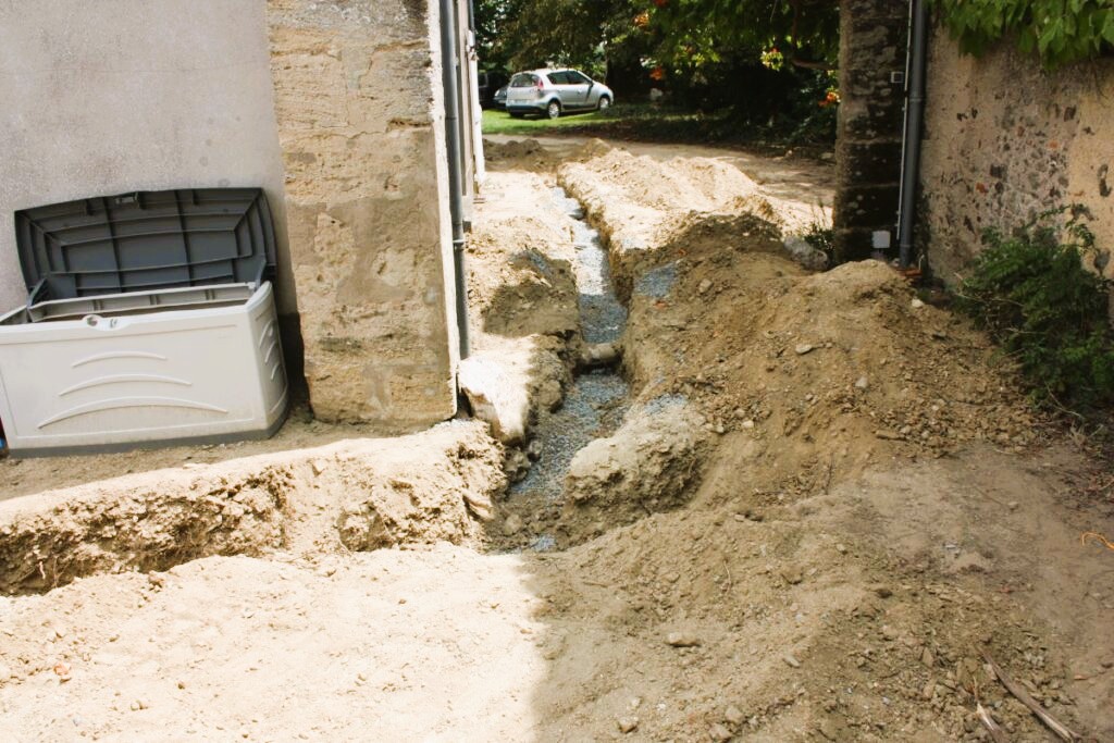 Mise en place d'un drain perforé en fond de fouille pour le drainage d'un terrain humide