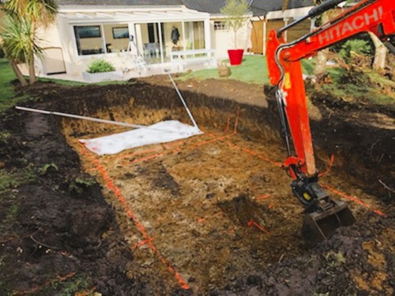 Creusement précis de la fouille pour l'installation d'une piscine enterrée proche de Chinon