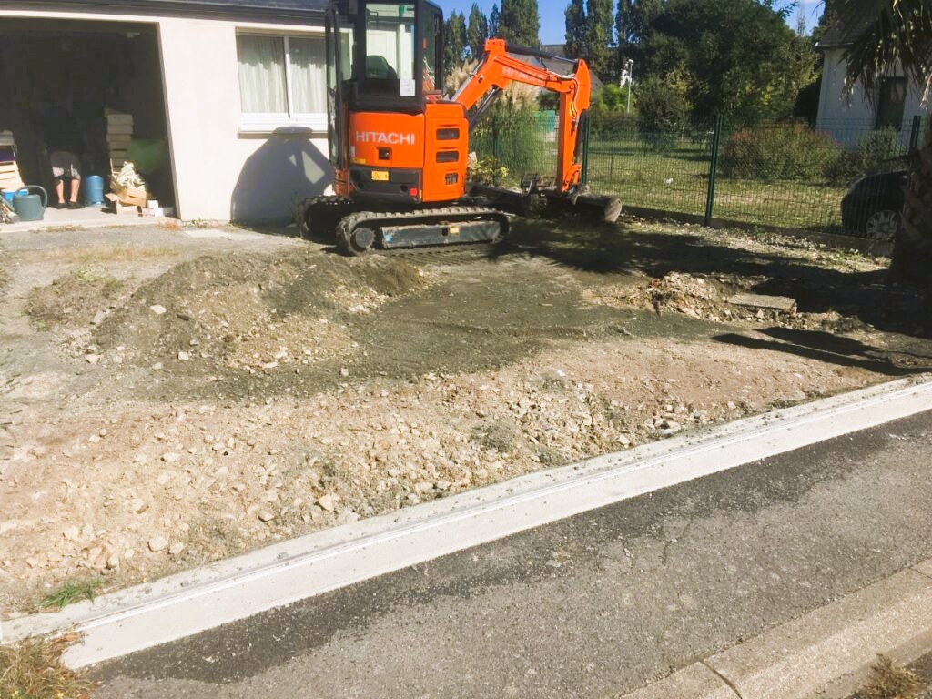 Chantier de terrassement avec préparation d'un sol gravillonné et pose de stabilisateurs